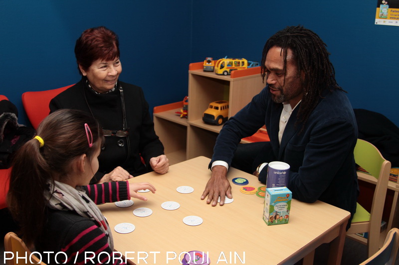 Christian Karembeu, parrain de l'opération Pièces jaunes, en pleine action