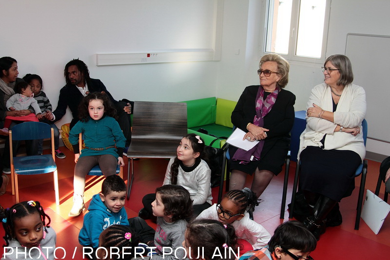 Bernadette Chirac  en compagnie des enfants accueillis au sein de l'IDEC