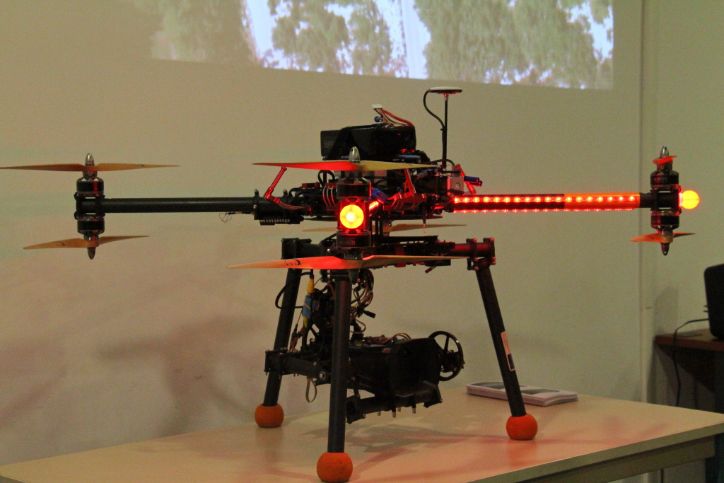 Octocoptère avec nacelle Cinestar 3 axes acceptant de grosses caméras 4K.  Ce drone est d'une stabilité redoutable, d'une vitesse fulgurante. (Photo Philippe Maillé)