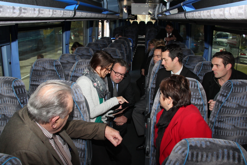 Jean-Noël Guérini dans un car nouvelle génération au prise avec le wifi  (Photo Philippe Maillé)