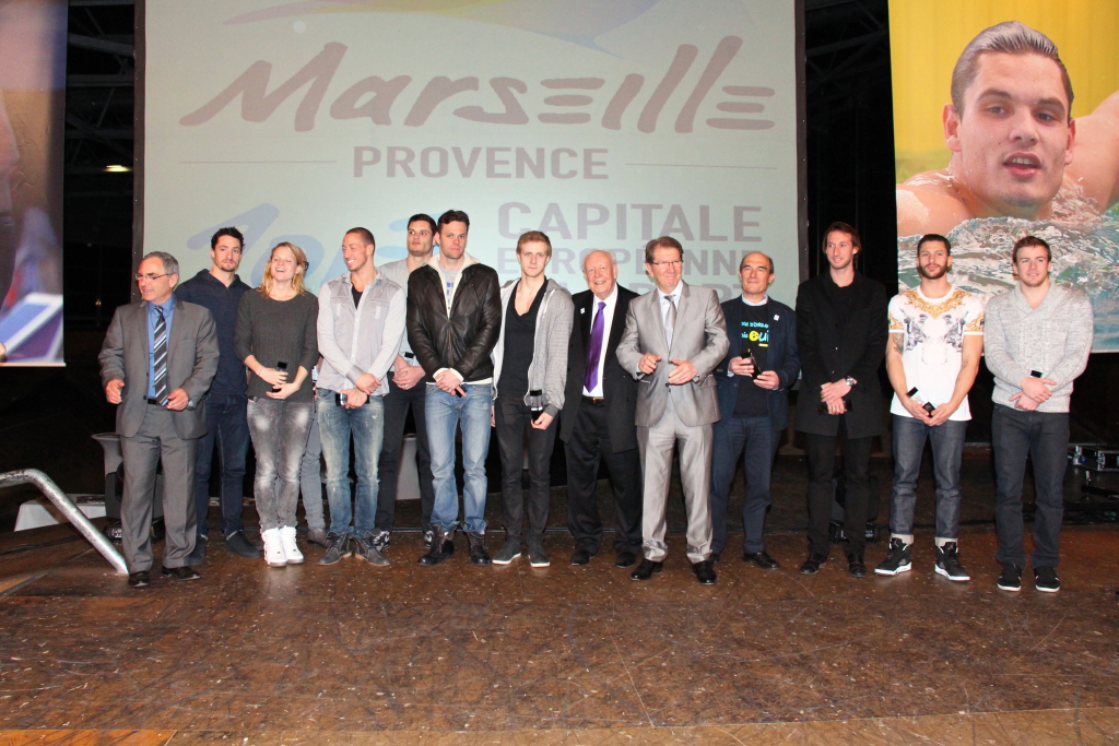 Le maire de Marseille, Jean-Claude Gaudin, Richard Miron, adjoint au Sport et Guy Tessier parmi l'équipe du cercle des nageurs de la Fédération olympique  (Photo Philippe Maillé)