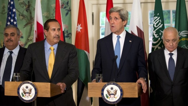 Le secrétaire d’Etat John Kerry et le Premier ministre du Qatar, Hamad bin Jassim bin Jabr Al-Thani  (Washington, le 29 avril 2013) (Phoro D.R.)