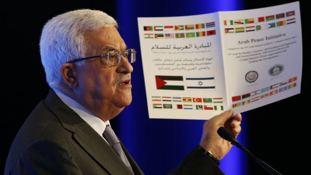 Mahmoud Abbas, président de l'Autorité palestinienne tenant dans ses mains l’Initiative Arabe de Paix (Photo D.R.)