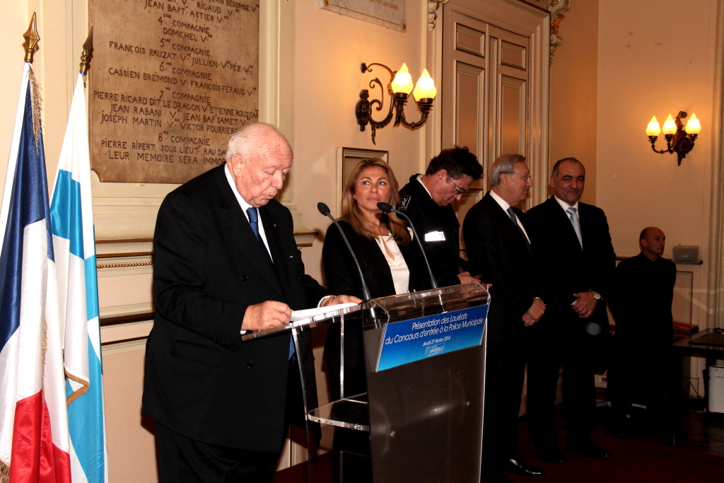 Jean-Claude gaudin, le maire de Marseille et Caroline Pozmentier, déléguée à la Sécurité et à la Prévention ont adoubé les 100 nouvelles recrues (Photo Philippe Maillé) Jean-Claude gaudin, le maire de Marseille et Caroline Pozmentier, déléguée à la Sécurité et à la Prévention ont adoubé les 100 nouvelles recrues (Photo Philippe Maillé)