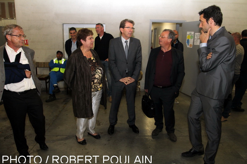 Guy Teissier entouré par Monique cordier, élue en charge de la propreté et Patrick Rué, secrétaire FO des municipaux