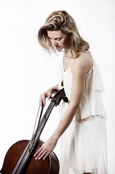 Ophélie Gaillard joue Bach à midi au jeu de Paume (Photo Caroline  Doutre)