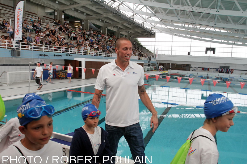 Frédérick Bousquet, un habitué des lieux, aujourd'hui conseiller municipal délégué à la candidature de Marseille Capitale Européenne du Sport 2017, accompagne les enfants pour une séance de natation dexception