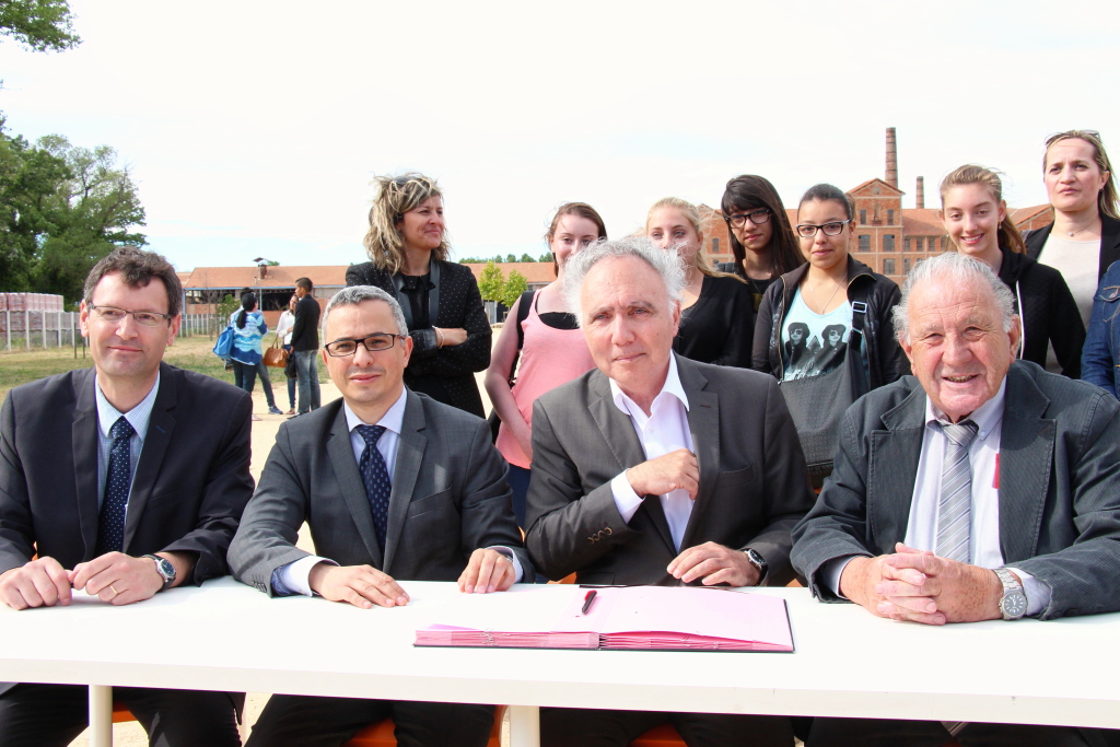 A l’issue de cette commémoration, le Collège de Gignac « Le petit Prince » a signé une convention de partenariat avec la Fondation du Camp des Milles-Mémoire et Éducation, en présence du Recteur de l’Académie d’Aix-Marseille, d'André Guinde, représentant du Conseil Général et de Jean-Christophe Durival, Principal du Collège (Photo Philippe Maillé)