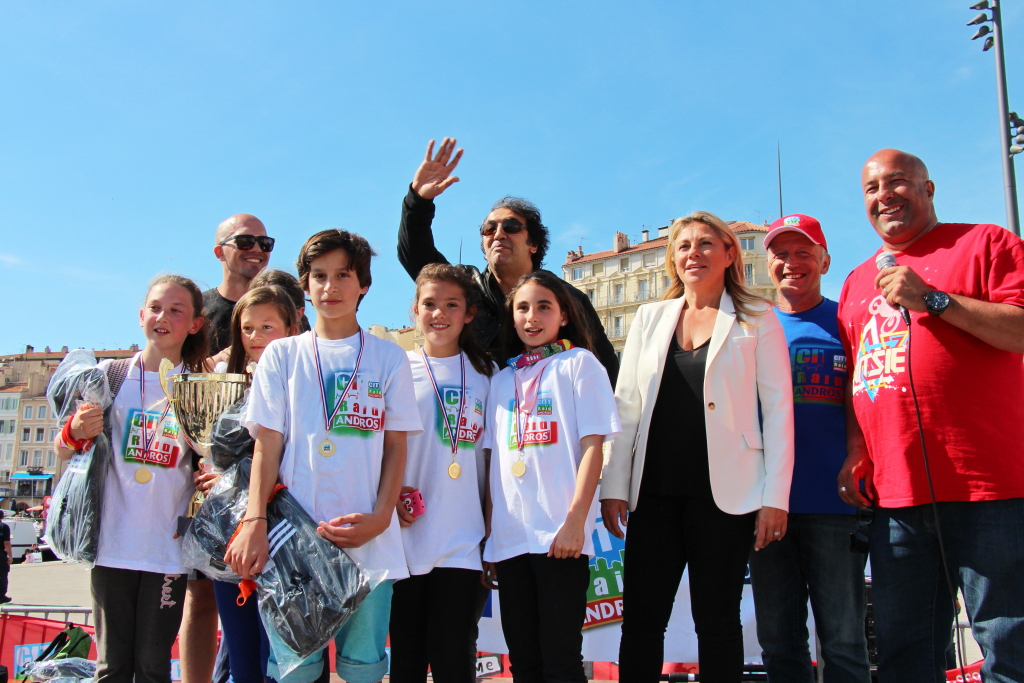 Des lauréats du City Raid Andros, Caroline Pozmentier entourée par le comédien Moussa Mascri, le créateur du City Raid, Bruno Pomart et l'incontournable animateur Gilbert Bourguignon (Photo Philippe Maillé) Des lauréats du City Raid Andros, Caroline Pozmentier entourée par le comédien Moussa Mascri, le créateur du City Raid, Bruno Pomart et l'incontournable animateur Gilbert Bourguignon (Photo Philippe Maillé)