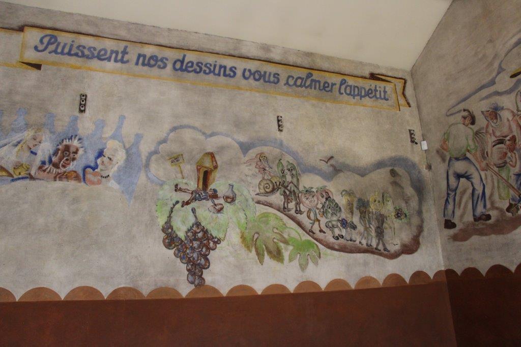 « Salle des peintures » où se trouvent d’immenses peintures murales colorées et ironiques, réalisées par les internés (Photo Philippe Maillé)
