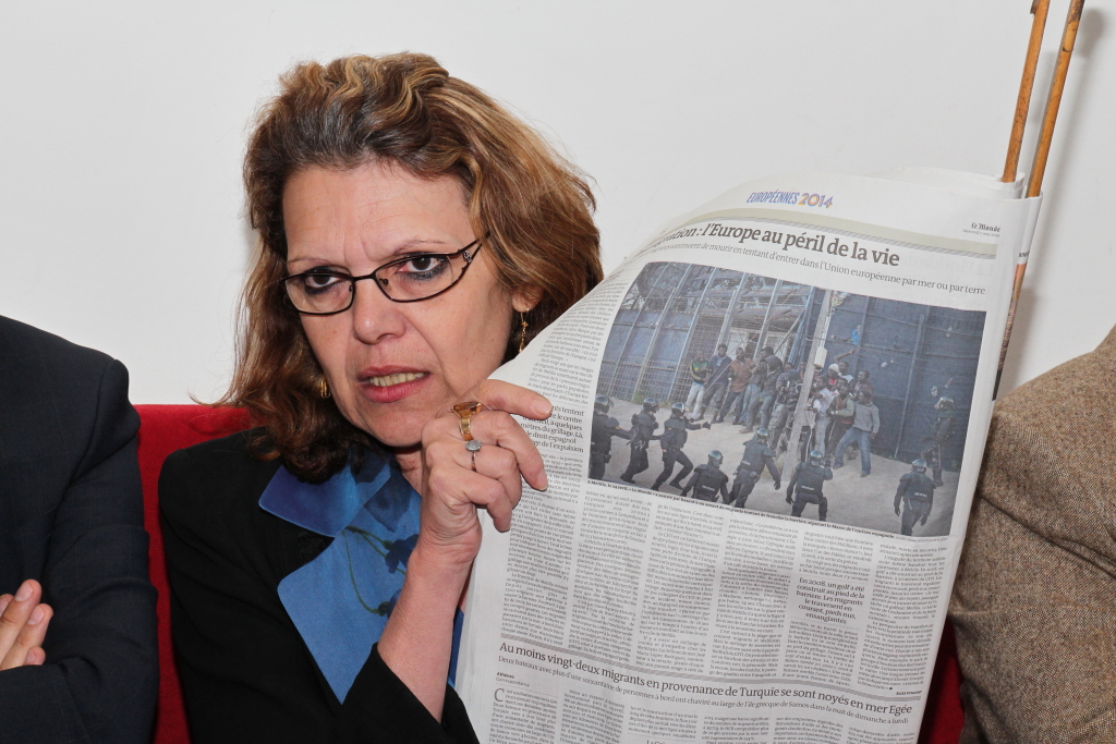 Marie-Christine Vergiat brandit un journal qui fait état de personnes qui périssent pour rejoindre l'Europe (Photo Philippe Maillé) Marie-Christine Vergiat brandit un journal qui fait état de personnes qui périssent pour rejoindre l'Europe (Photo Philippe Maillé)
