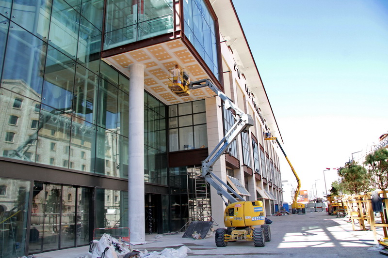 Les derniers travaux de la façade des Terrasses situé juste en face des Docks de la Joliette (Photo Robert Poulain)