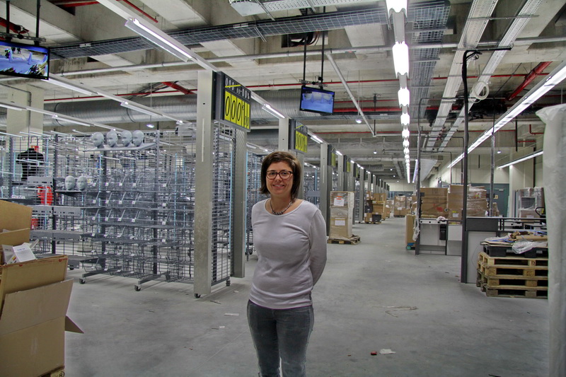 Camille Comte directrice du Décathlon des Terrasses du Port  devant 2 300 m² à remplir (Photo Robert Poulain)
