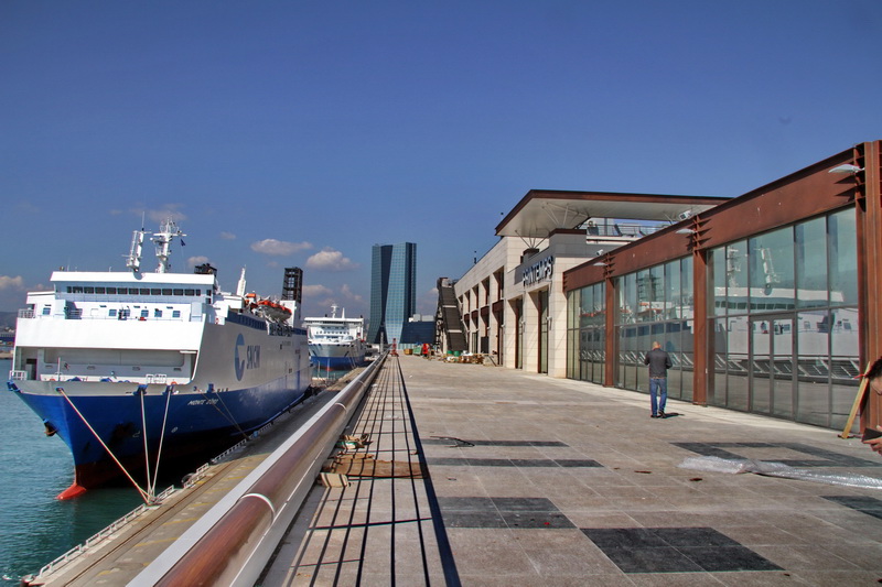 une promenade panoramique, de 260 mètres de long sur 15 mètres de profondeur, qui fait face à la rade. (Photo Robert Poulain)