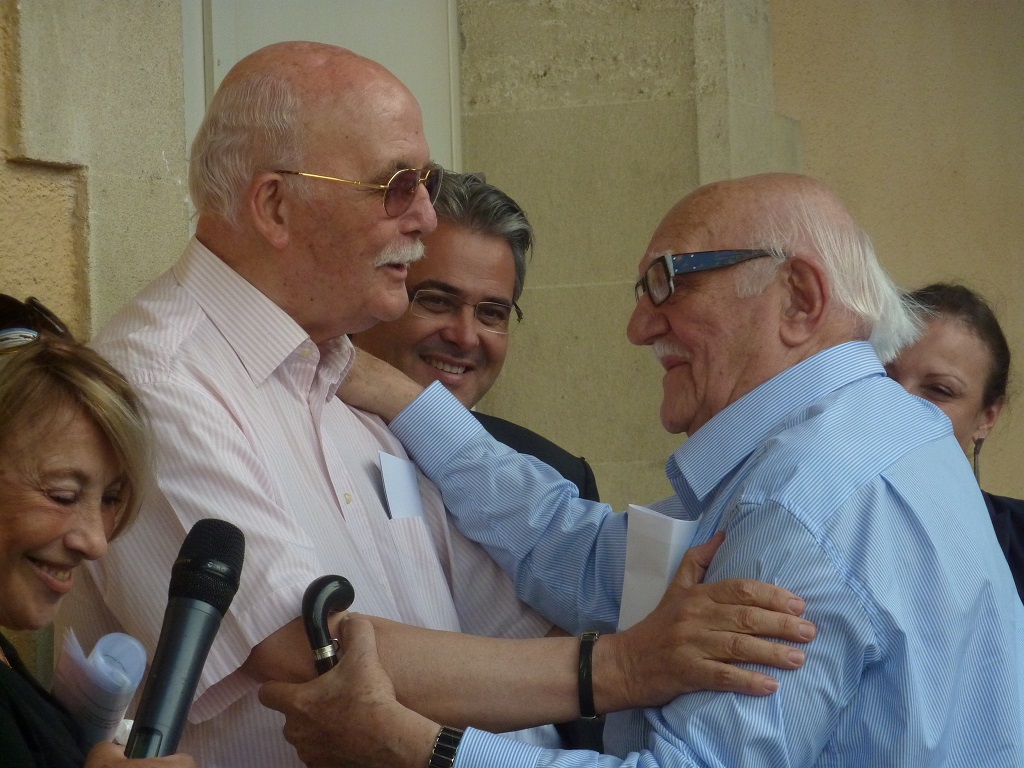 Les retrouvailles joyeuses entre Gabriel Bacquier et Jean-François Picheral sous l’œil amusé de Maryse Joissains-Masini, du député Jean-David Ciot et de la sénatrice Sophie Joissains (Photo M.E.)