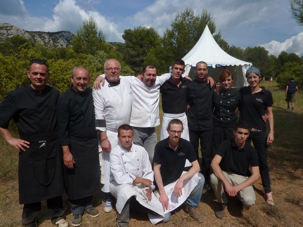 A l’issue du service, les hommes et femmes de l’ombre qui ont travaillé en cuisine « de campagne » méritaient bien, eux aussi, une photo souvenir (Photo M.E.)