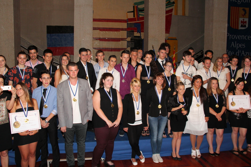 Les lauréats du concours "Un des Meilleurs Apprentis de France" ont reçu leur médaille à l'Hôtel de Région (Photo Philippe Maillé)