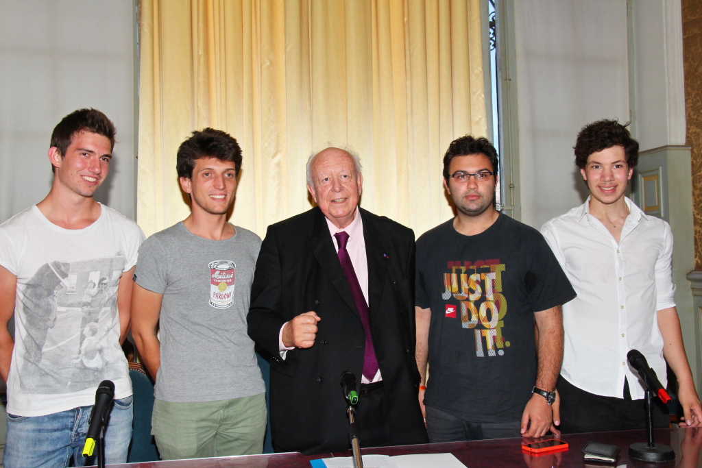 Le maire de Marseille, Jean-Claude Gaudin entouré des jeunes français- 4 pour l’étape phocéenne- qui ont effectué le Tour du monde des initiatives interreligieuses (Photo Philippe Maillé) Le maire de Marseille, Jean-Claude Gaudin entouré des jeunes français- 4 pour l’étape phocéenne- qui ont effectué le Tour du monde des initiatives interreligieuses (Photo Philippe Maillé)