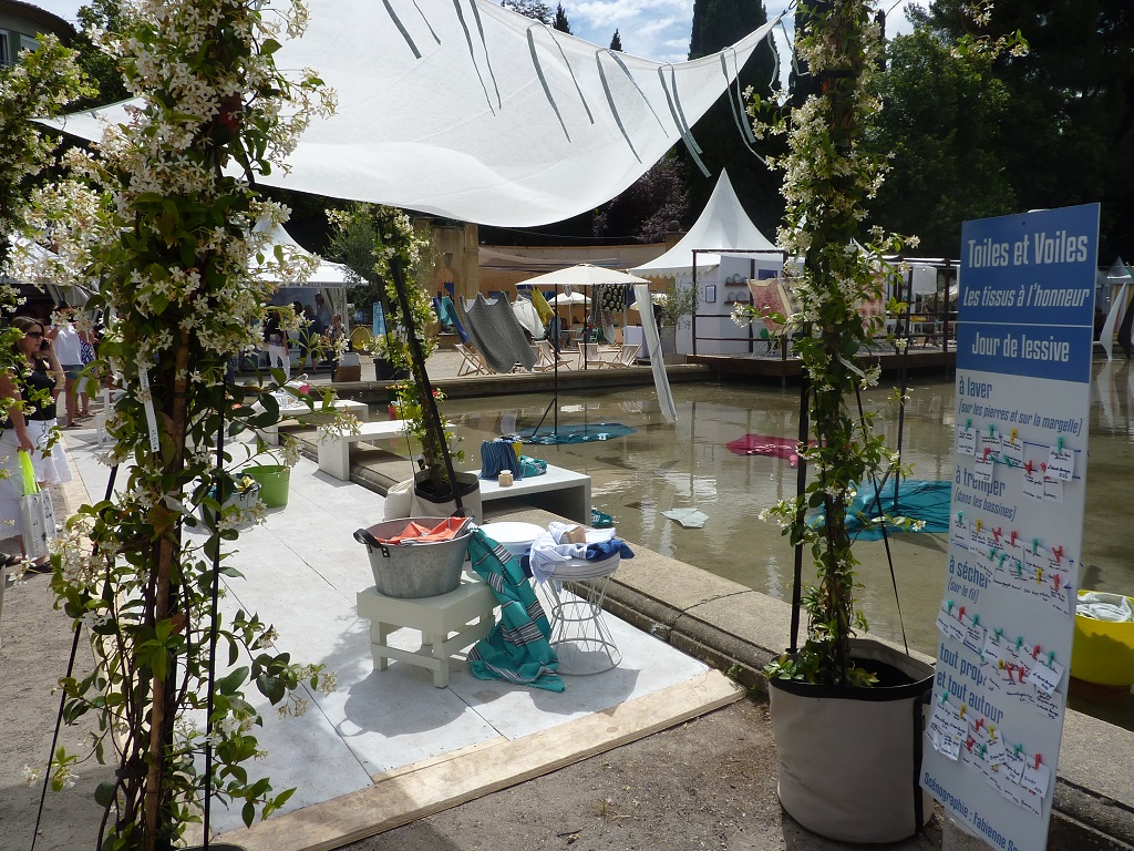 C'est un lavoir muticolore qui a pris la place du bassin du parc où toiles et voiles retrouvent une nouvelle jeunesse (Photo M.E.)