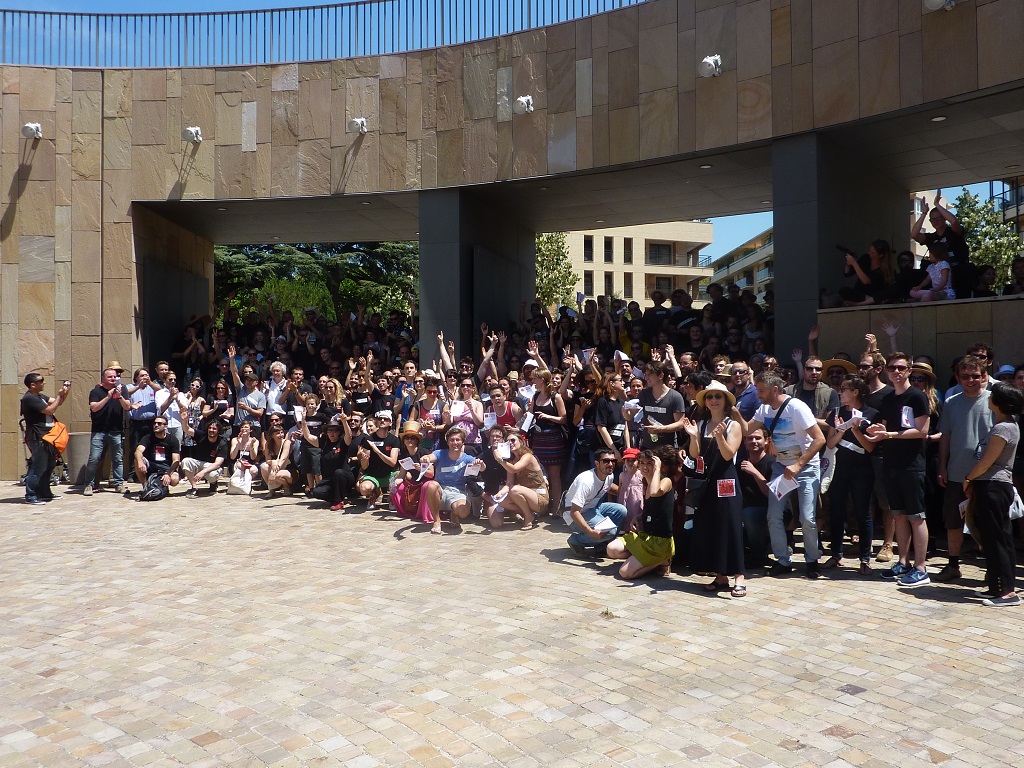 La manifestation s'est achevée dans la cour du Grand Théâtre de Provence pour les quelque 300 participants, intermittents, artistes et personnels du festival (Photo M.E)