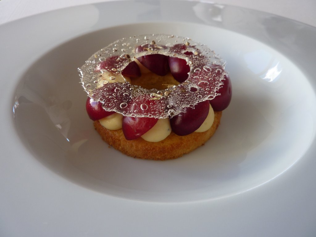 La pâtisserie dressée avant d’être complétée par le coulis de cerises. La glace au yaourt se sert à côté (Photo M.E.) La pâtisserie dressée avant d’être complétée par le coulis de cerises. La glace au yaourt se sert à côté (Photo M.E.)