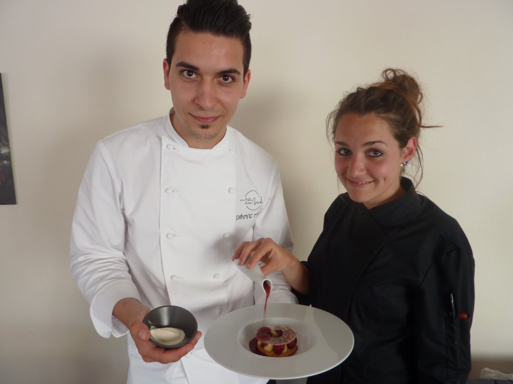 En compagnie de sa pâtissière Marie Rebuffat, Ludovic Turac présente son dessert. (Photo M.E.)