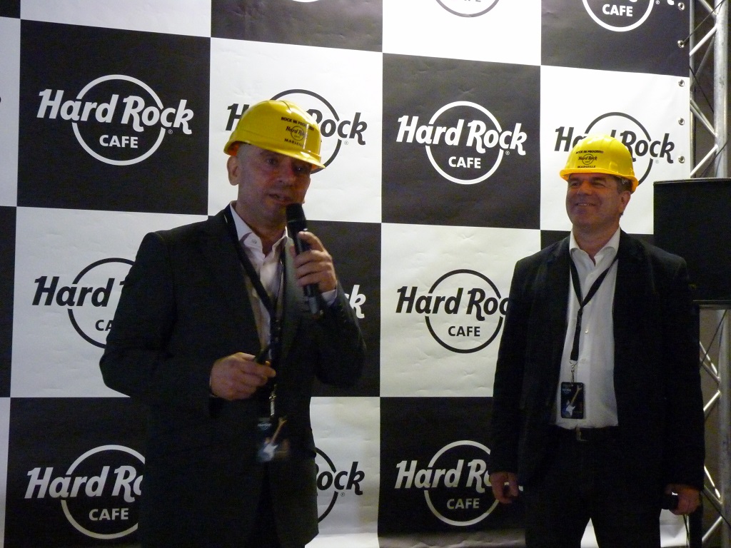 Antonio Bautista, vice-président en charge des opérations et du développement du Hard Rock Café et Yves Pleindoux propriétaire du Hard Rock Café Marseille (Photo P.M.-C.) Antonio Bautista, vice-président en charge des opérations et du développement du Hard Rock Café et Yves Pleindoux propriétaire du Hard Rock Café Marseille (Photo P.M.-C.)