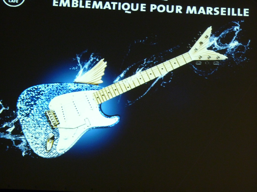 La Guitar'dine emblême du Hard Rock Café Marseille (Photo P.M.-C.) La Guitar'dine emblême du Hard Rock Café Marseille (Photo P.M.-C.)