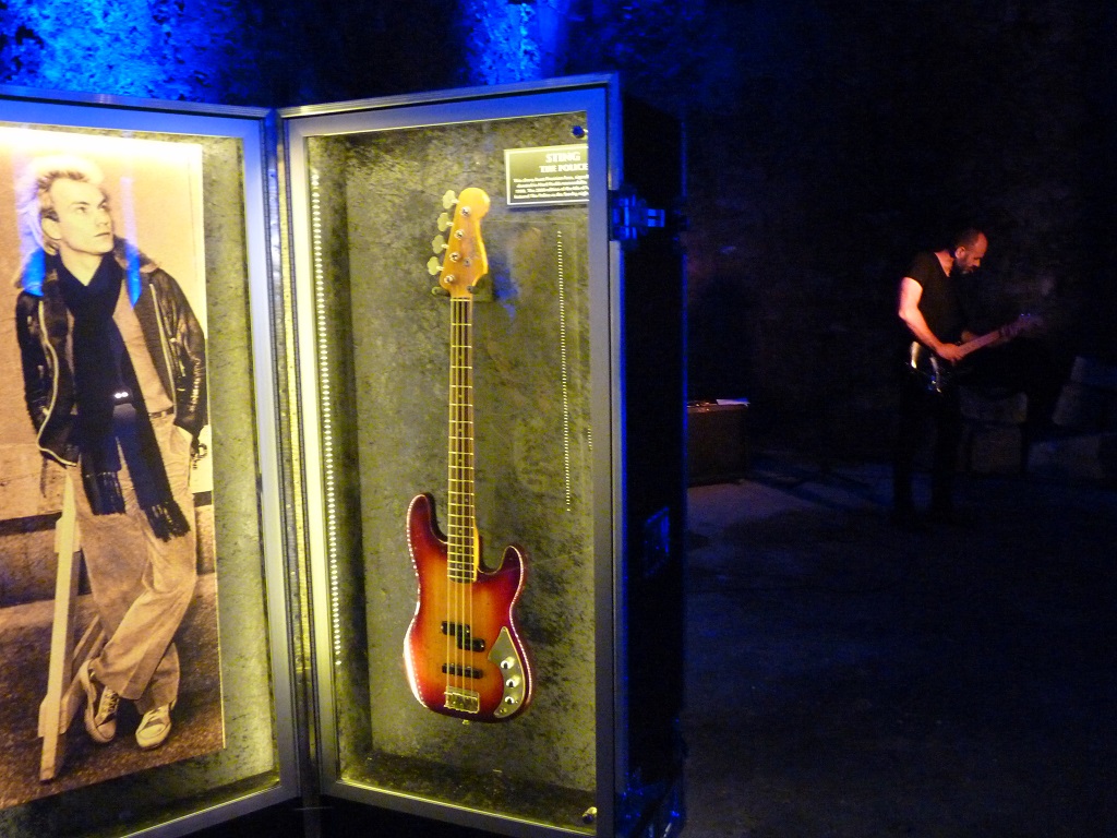 Dans l'ambiance de la Mémorabilia Sting et sa basse avec un live guitare juste derrière (Photo S.O.) Dans l'ambiance de la Mémorabilia Sting et sa basse avec un live guitare juste derrière (Photo S.O.)