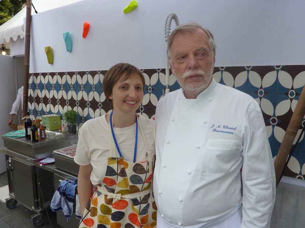 Premier invité de Julia Sammut, ce vendredi matin, Jean-André Charial, le maître de l'Oustau de Baumanière venu cuisiner des rougets au basilic (Photo M.E.)