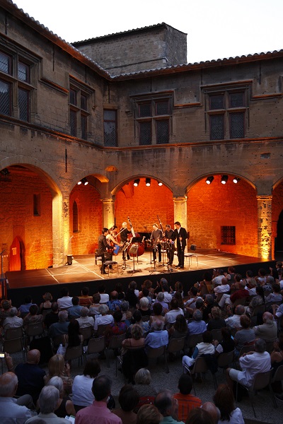 Cour du Château de l'Emperi (crédit Festival Musique à l'Emperi)