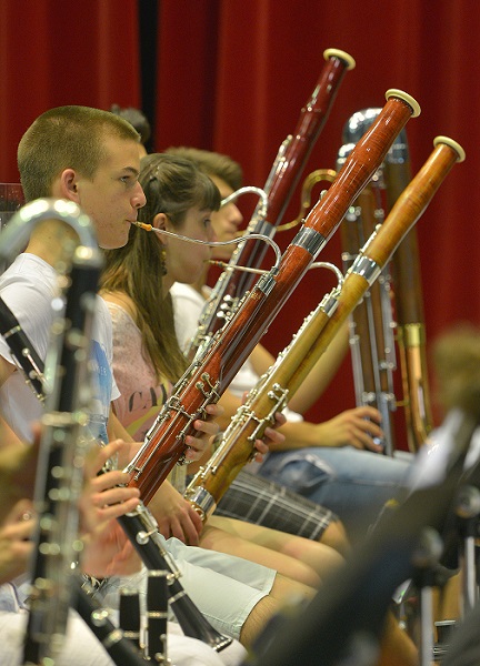 Travail assidu pour les musiciens de l’OJM, avec, ici, le pupitre des hautbois tenu par les Espagnols Celia Olivares et Guillem Calpe et le Turc Berçem Kutlay (Photo Jean-Claude Carbonne)