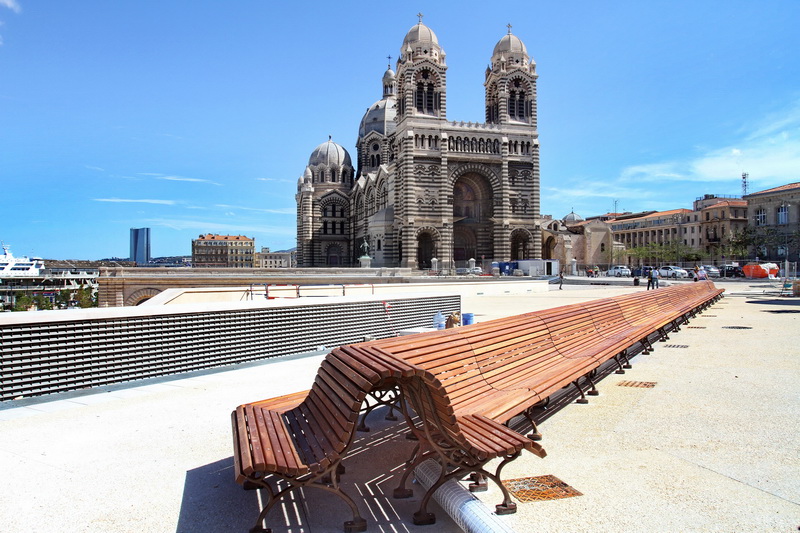 Square Vaudoyer, des bancs et des bancs avant leur installation pour le 21 juillet (Photo Robert Poulain)