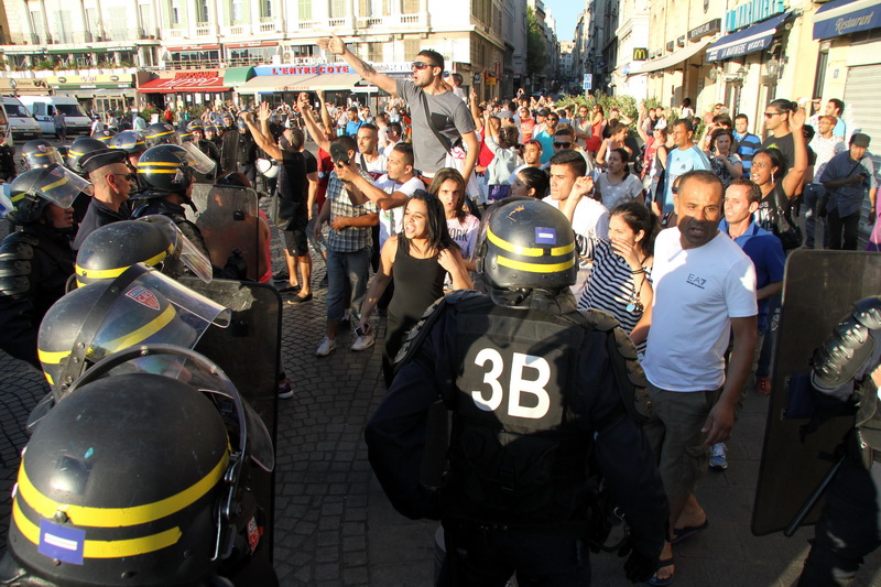La contre-manifestation contenue par les services de police (Photo Robert Poulain)