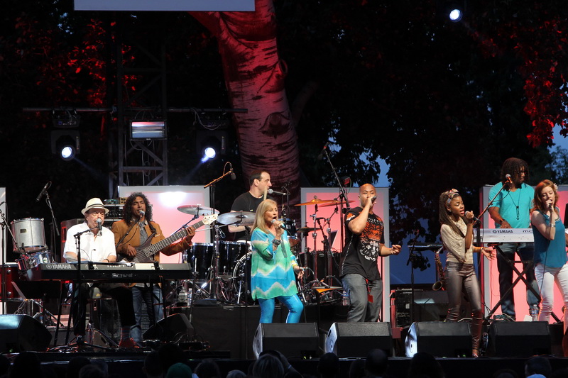 Sergio Mendes(piano) Gracinha Leporace (chant ) Michael Shapiro ( batterie, voix) Kleber Jorge Pimenta (guitare, voix) Hussain Jiffry (basse, voix ) Scott Mayo (claviers, sax, flute) Katie Hampton (chant ) Ayana Williams (chant) Marco B. Dos Santos (percussions) Harrel Harris (rappeur) (Photo Robert Poulain)