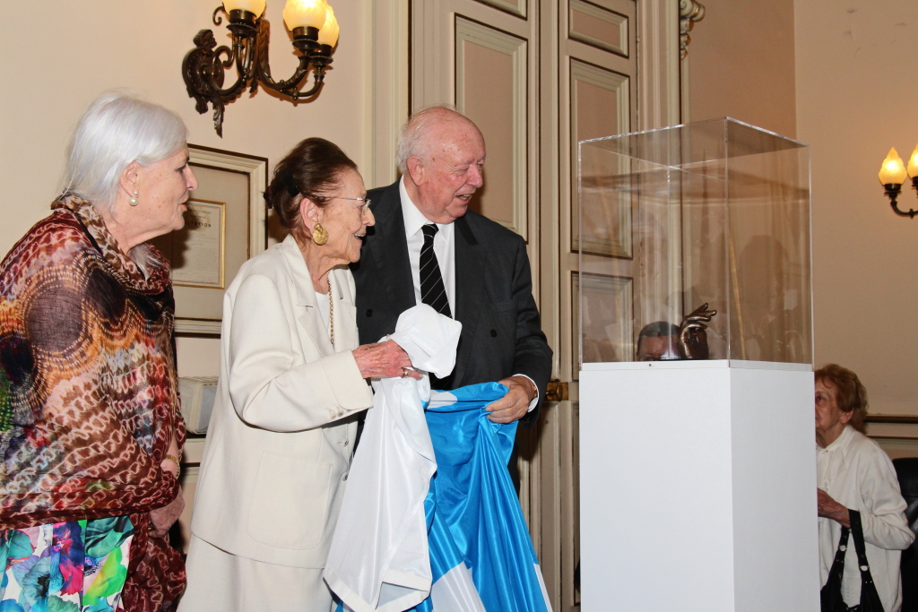 Le moulage en bronze de la main de Gaston Defferre réalisé par César remis au maire de Marseille, Jean-Claude Gaudin, par Edmonde Charles-Roux Defferre, en présence de la veuve de l'artiste Rosine Baldaccini  (Photo Philippe Maillé)