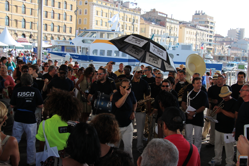 La fanfare Mega band a investi le Vieux-Port (Photo Philippe Maillé)