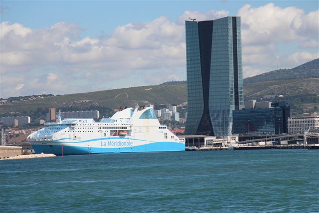 En signe d'apaisement, les marins ont levé mercredi soir le siège du Kalliste, bateau de la Méridionale bloqué à quai depuis une semaine par du personnel gréviste. Ce jeudi matin, le Kalliste a appareillé pour Toulon où il devait récupérer du fret à destination de la Corse (Photo Philippe Maillé)