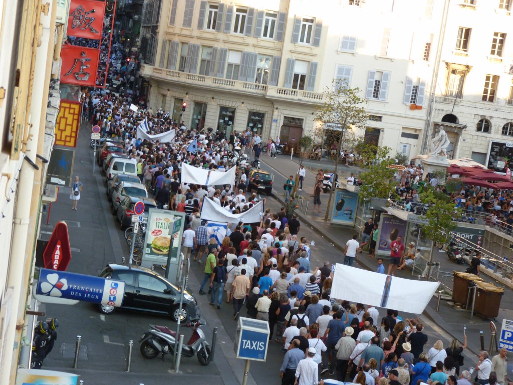 Un cortège de plusieurs milliers de personnes a emprunté la rue Breteuil (Photo P.M.-C.)