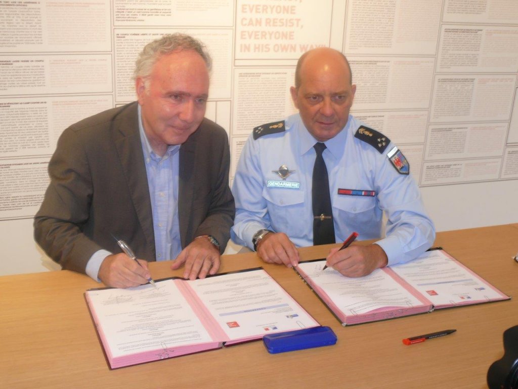 Signature d'une convention entre Alain Chouraqui, président de la Fondation du Camp des Milles et le Général de corps d'armée, David Galtier (Photo C.d.M.)