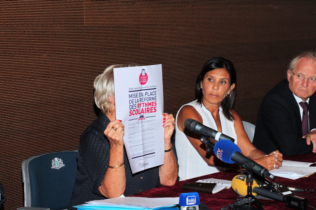 Danièle Casanova présentant l'affiche concernant les rythmes scolaires apposée dans toutes les écoles (Photo Philippe Maillé)
