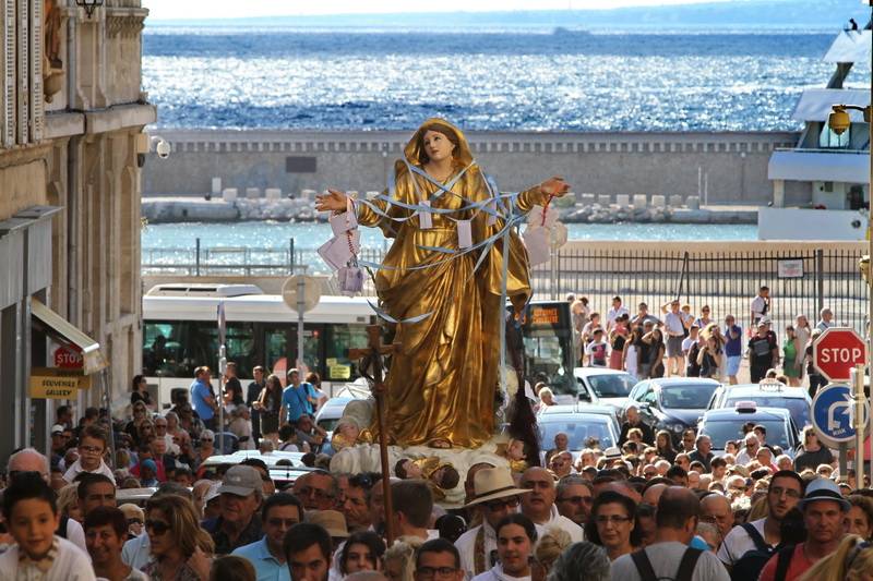 Procession de la Vierge dorée dans le quartier du Panier à Marseille (Photo Robert Poulain)