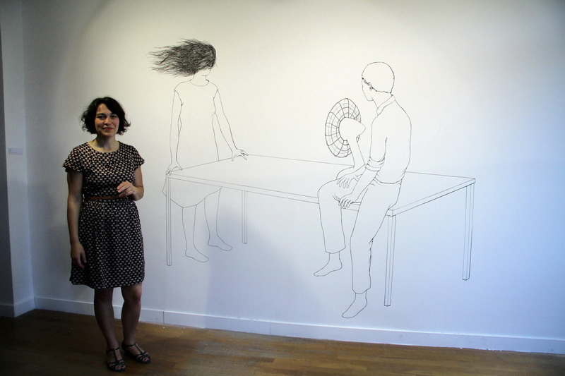Stéphanie Nava devant son dessin très aéré (Photo Robert Poulain)