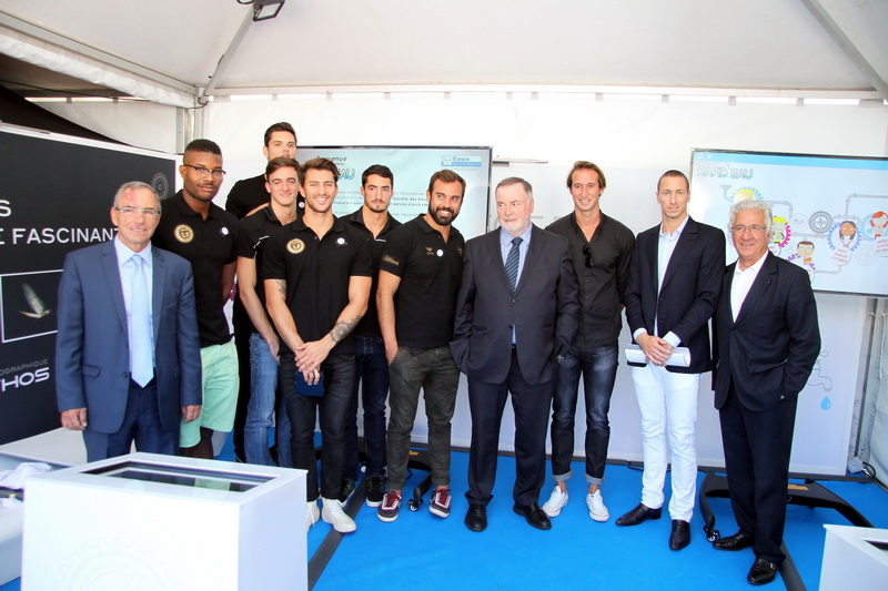 les nageurs du CNM accueillis par Loïc Fauchon, Président de la Société des Eaux de Marseille (Photo Robert Poulain) les nageurs du CNM accueillis par Loïc Fauchon, Président de la Société des Eaux de Marseille (Photo Robert Poulain)