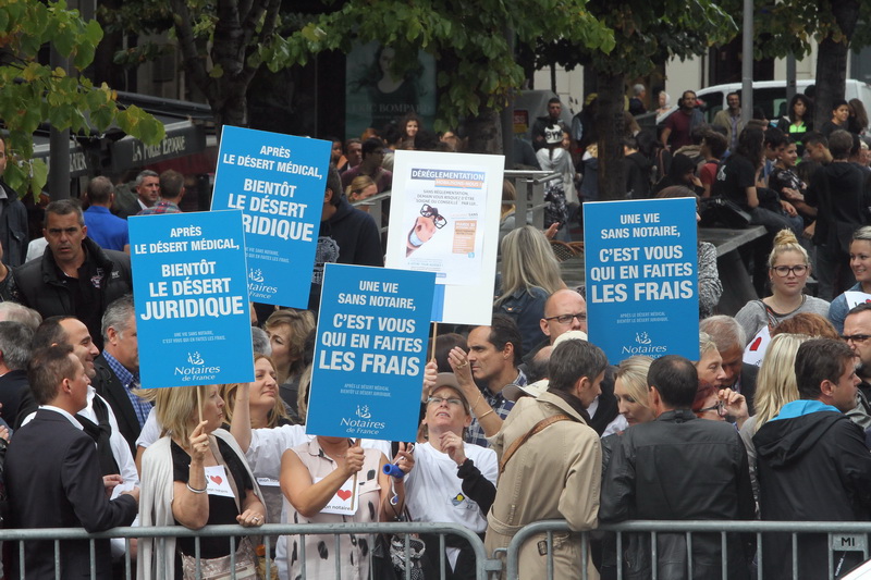 Notaires dans la rue (Photo Robert Poulain)