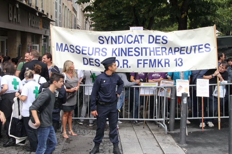 Les kinés dans la rue (Photo Robert Poulain)