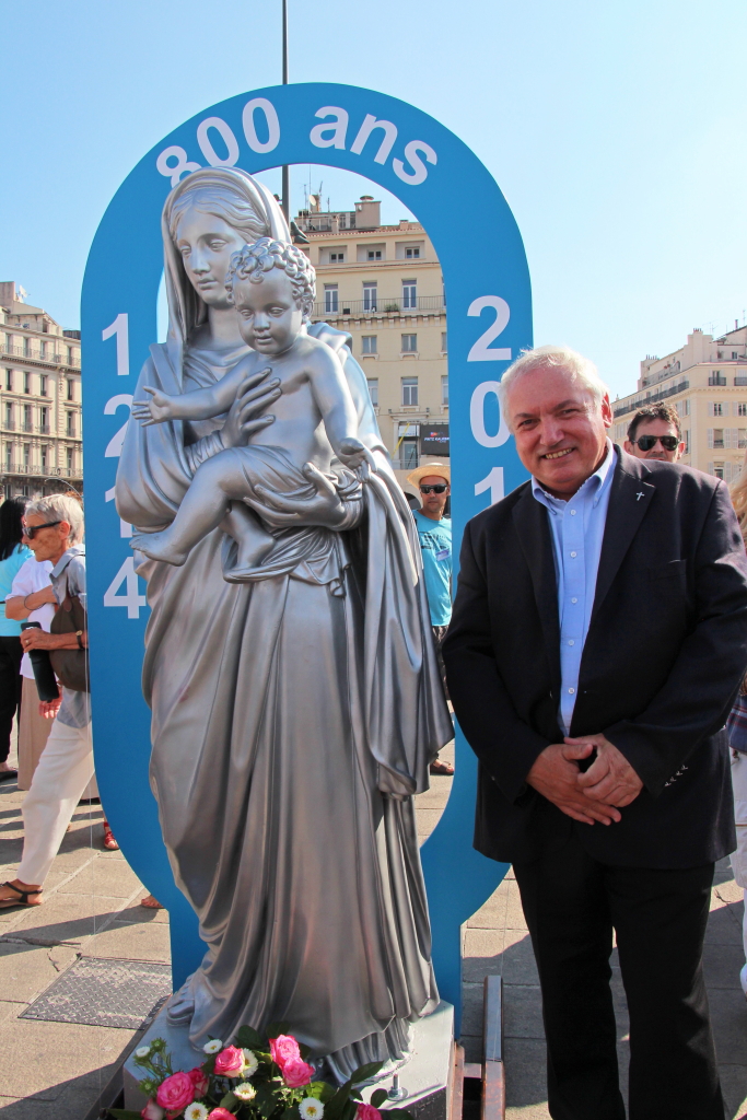 Monseigneur Aveline aux côtés de la Vierge
