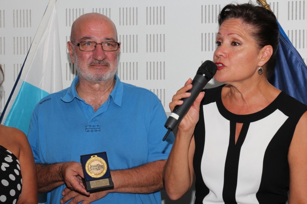 La maire du 2e secteur, Lisette Narducci a remis au photographe Robert Tomassian la médaille de la Ville (Photo Philippe Maillé)