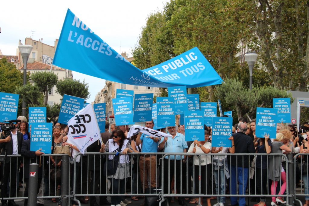 Les notaires et leurs collaborateurs ont manifesté ce mercredi à Marseille devant la Préfecture (Photo Philippe Maillé)