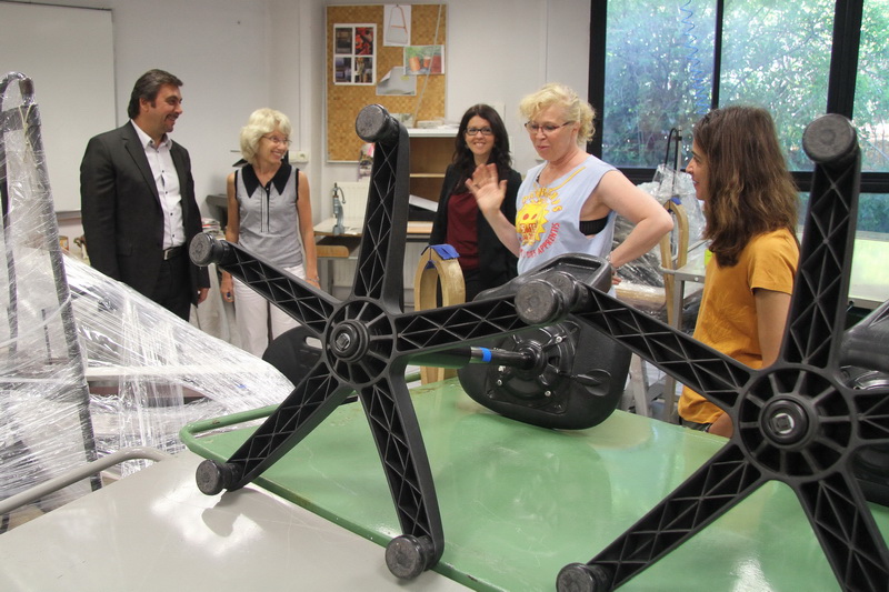 Les professeurs s'activent au réaménagement du lycée (Photo Robert Poulain)